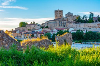 İspanya 'nın Zamora kentindeki Douro nehrinin gün batımı manzarası.