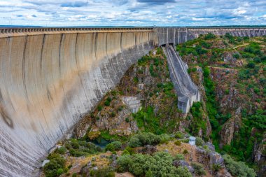 İspanya 'daki Almendra barajının manzarası.