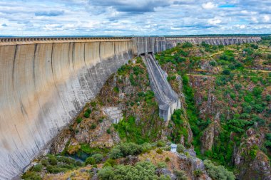 İspanya 'daki Almendra barajının manzarası.
