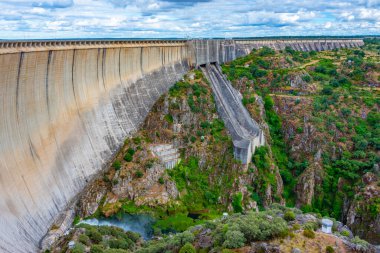 İspanya 'daki Almendra barajının manzarası.