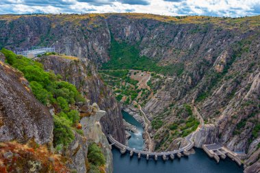 İspanya 'daki Mirador del Fraile bakış açısından Douro nehrinin panorama manzarası.