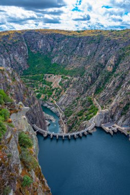 İspanya 'daki Mirador del Fraile bakış açısından Douro nehrinin panorama manzarası.