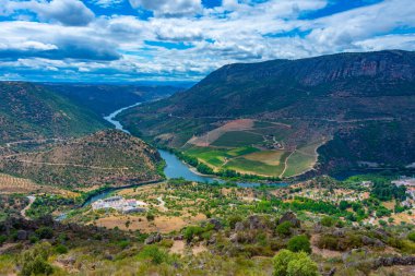 İspanya 'da Picon del Moro' dan Douro nehrinin panorama manzarası.