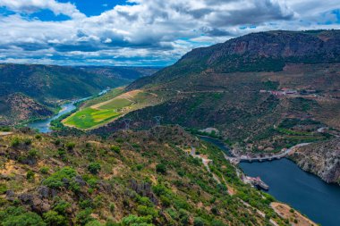 İspanya 'da Picon del Moro' dan Douro nehrinin panorama manzarası.