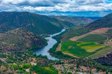 İspanya 'da Picon del Moro' dan Douro nehrinin panorama manzarası.