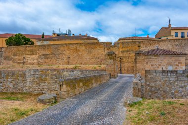 İspanya 'daki Ciudad Rodrigo' da ortaçağ tahkimatı.