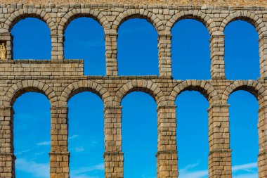 İspanya, Segovia 'daki ünlü su kemeri manzarası.