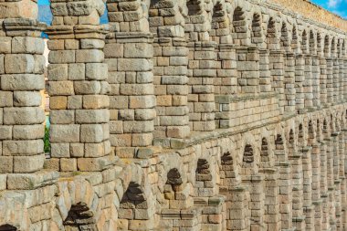 İspanya, Segovia 'daki ünlü su kemeri manzarası.