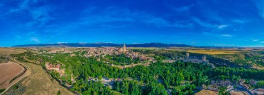 İspanya 'nın Segovia kentinin Panorama manzarası.