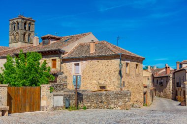 İspanya 'nın orta çağ köyü Pedraza' da dar bir sokak..