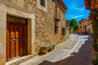 İspanya 'nın orta çağ köyü Pedraza' da dar bir sokak..