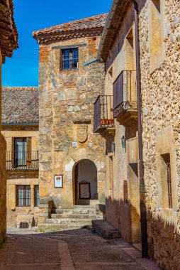 İspanya 'nın orta çağ köyü Pedraza' da dar bir sokak..