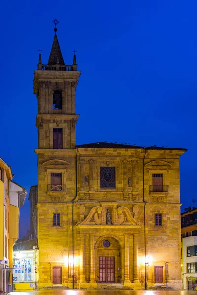 Widok Nocy Iglesia San Isidoro Real Hiszpańskim Mieście Oviedo — Zdjęcie stockowe