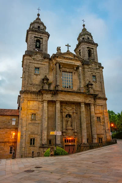 Santiago de Compostela, İspanya 'daki Aziz Francis Kilisesi' nin gün batımı manzarası.