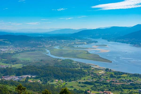 Minho河与西班牙和葡萄牙交界的空中景观 — 图库照片