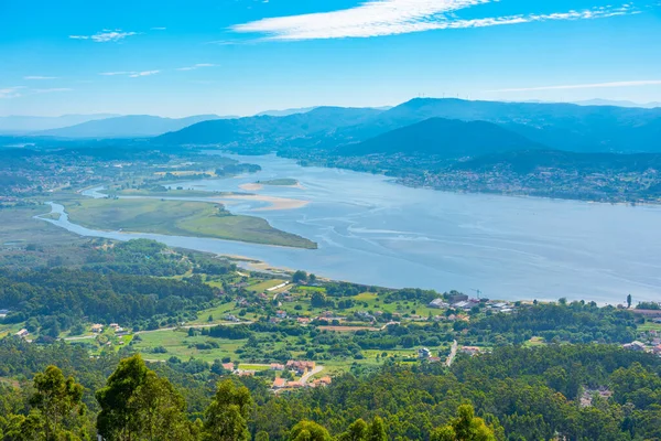 Minho河与西班牙和葡萄牙交界的空中景观 — 图库照片