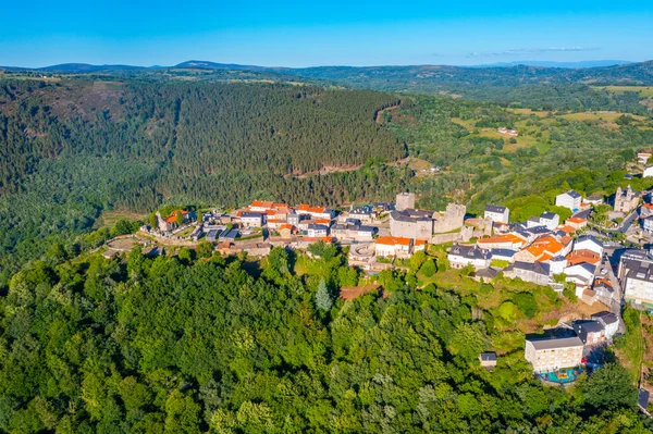 俯瞰西班牙Ribeira Sacra山谷的Castro Caldelas的空中景观 — 图库照片