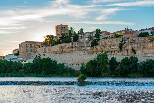 stock image Sunset view of the riverside of Douro in Zamora, Spain.