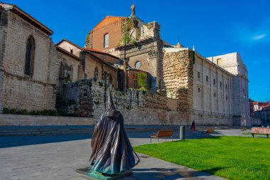 İspanya 'nın Valladolid kentindeki katedralin manzarası.