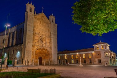 İspanya 'nın Valladolid kasabasındaki San Pablo Kilisesi' nin gece manzarası.