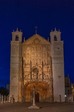 İspanya 'nın Valladolid kasabasındaki San Pablo Kilisesi' nin gece manzarası.