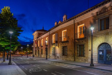 İspanya 'daki Diputacion Provincial de Valladolid' in gece görüşü.
