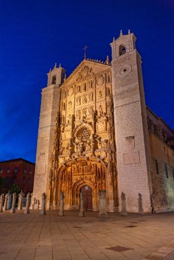 İspanya 'nın Valladolid kasabasındaki San Pablo Kilisesi' nin gece manzarası.