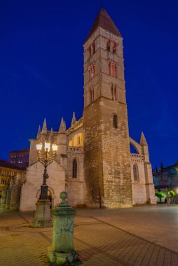 İspanya Valladolid 'deki Santa Maria de la Antigua Kilisesi Gece Manzarası.