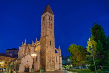 İspanya Valladolid 'deki Santa Maria de la Antigua Kilisesi Gece Manzarası.