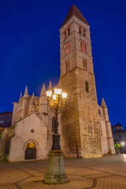 İspanya Valladolid 'deki Santa Maria de la Antigua Kilisesi Gece Manzarası.
