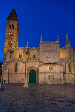 İspanya Valladolid 'deki Santa Maria de la Antigua Kilisesi Gece Manzarası.
