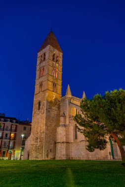 İspanya Valladolid 'deki Santa Maria de la Antigua Kilisesi Gece Manzarası.