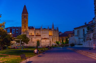 İspanya Valladolid 'deki Santa Maria de la Antigua Kilisesi Gece Manzarası.