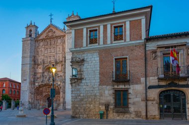 İspanya 'daki Diputacion Provincial de Valladolid' in günbatımı görünümü.