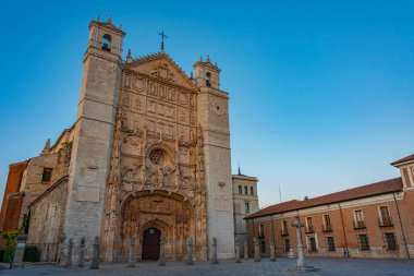 İspanya 'nın Valladolid kasabasındaki San Pablo Kilisesi' nin gün batımı manzarası.