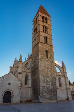 İspanya Valladolid 'deki Santa Maria de la Antigua Kilisesi' nin gün batımı manzarası.