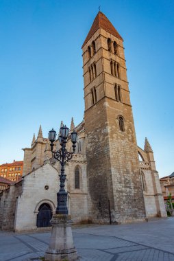 İspanya Valladolid 'deki Santa Maria de la Antigua Kilisesi' nin gün batımı manzarası.