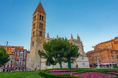 İspanya Valladolid 'deki Santa Maria de la Antigua Kilisesi' nin gün batımı manzarası.