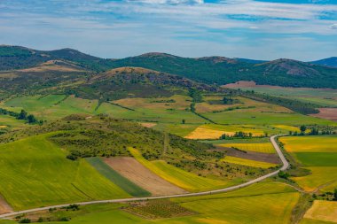 İspanya 'nın Castilla-La Mancha bölgesinin tarım manzarası.