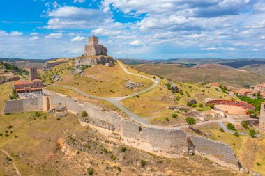 İspanya 'daki Castillo de Atienza manzarası.