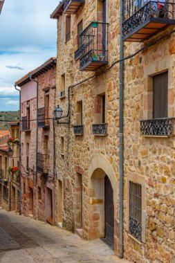 İspanya 'nın Siguenza kentindeki ortaçağ sokağı..