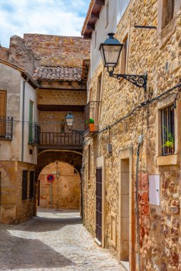 İspanya 'nın Siguenza kentindeki ortaçağ sokağı..