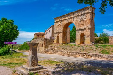 İspanya 'nın Medinaceli kentinde Roma kemeri.