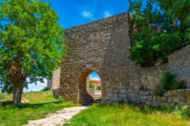 İspanya 'nın Medinaceli kentindeki ortaçağ sokağı..