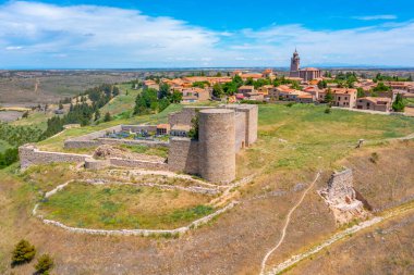 İspanyol kenti Medinaceli 'deki Alcazaba kalesi.