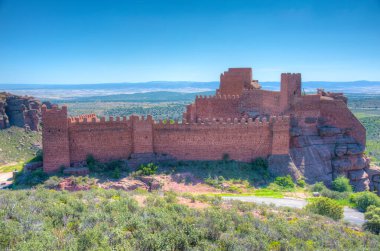 Güneşli bir günde İspanya 'da Castillo de Peracense.