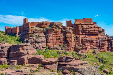 Güneşli bir günde İspanya 'da Castillo de Peracense.