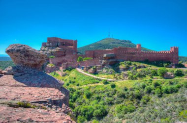 Güneşli bir günde İspanya 'da Castillo de Peracense.