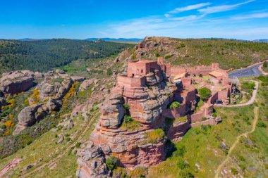 Güneşli bir günde İspanya 'da Castillo de Peracense.