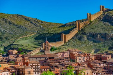 İspanyol şehri Albarakin 'in yukarısındaki tahkimat.